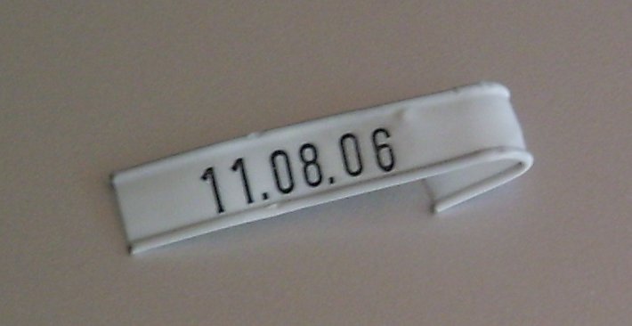 Doppeldrahtclip mit Datum 11.08.06 - der letzte Tag ohne eigener Domain